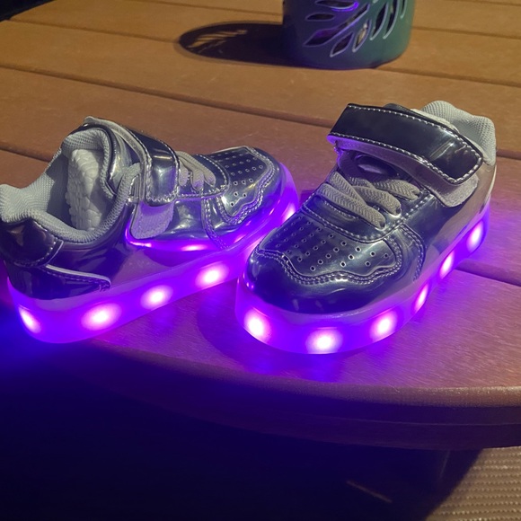 - Kids shoes with Led lights. Rechargeable. Brand new. USB cord included! - Picture 5 of 7